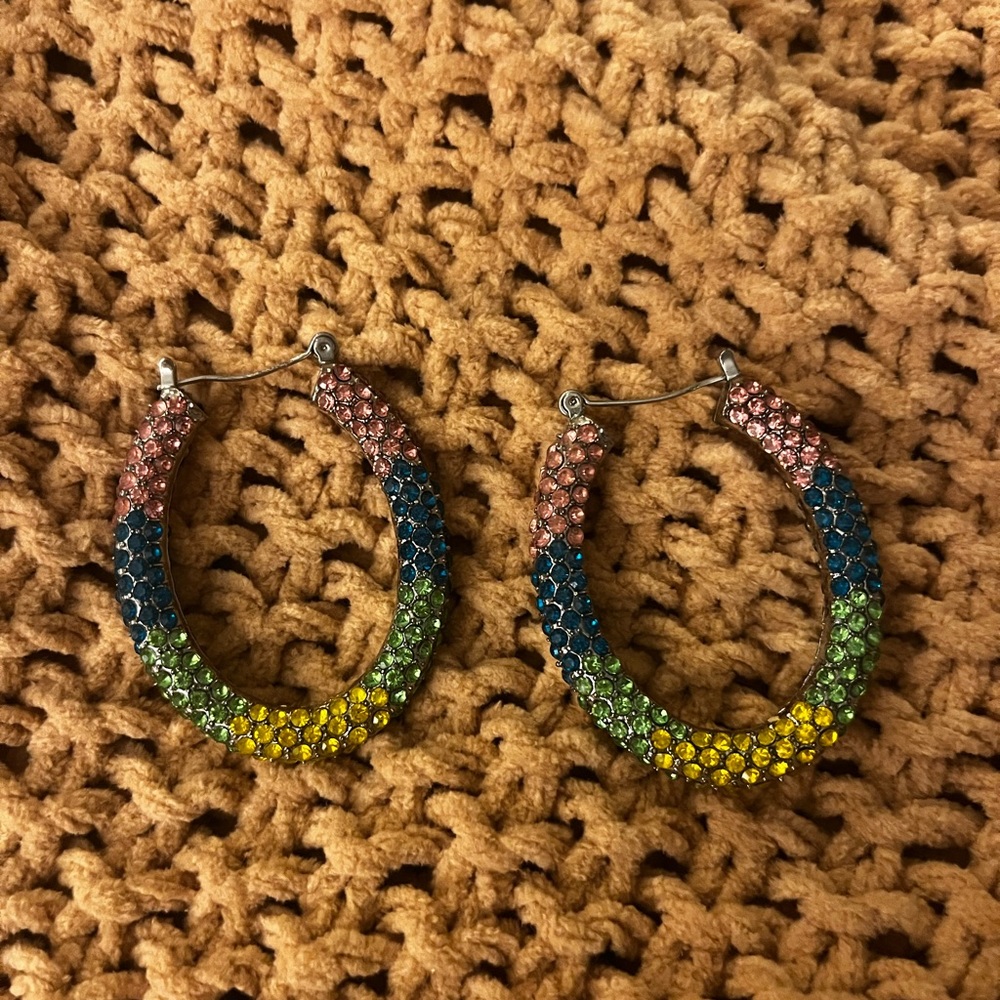 Sassy Jones never worn earrings